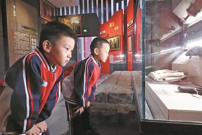 　　小朋友在十三师新星市博物馆参观（摄于5月18日） 。 兵团日报常驻记者 骆新瑜 摄