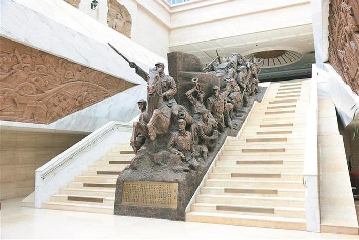 　　六师五家渠市将军纪念馆内的人物群雕（摄于6月28日）。 兵团日报常驻记者 李华北 摄