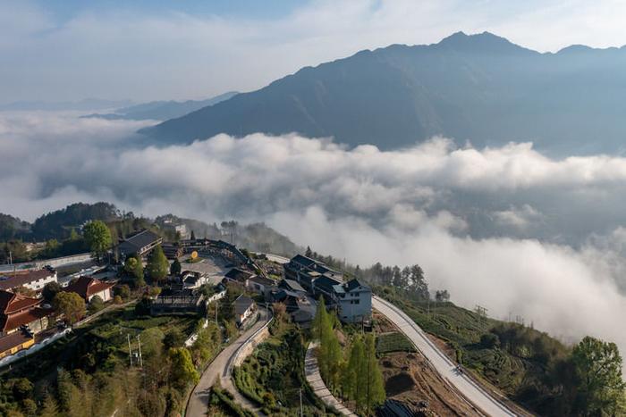 2022年4月4日拍摄的云雾环绕的景宁县鹤溪街道惠明寺村（无人机照片）。新华社发（李肃人 摄）