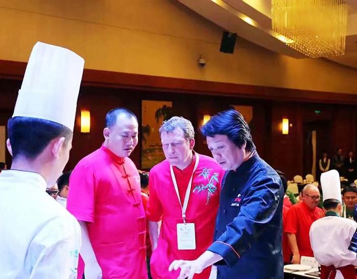 周晓燕在烹饪赛事中担任评委。资料图片