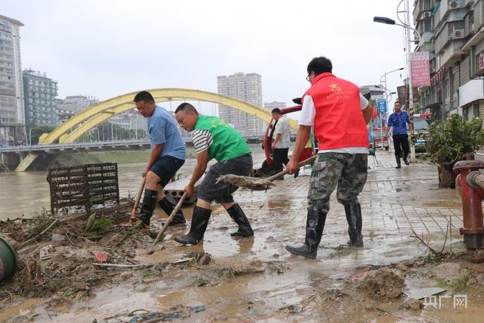 在镇远县羊坪镇，干部群众正在开展清淤工作（央广网发 尚丹 摄）