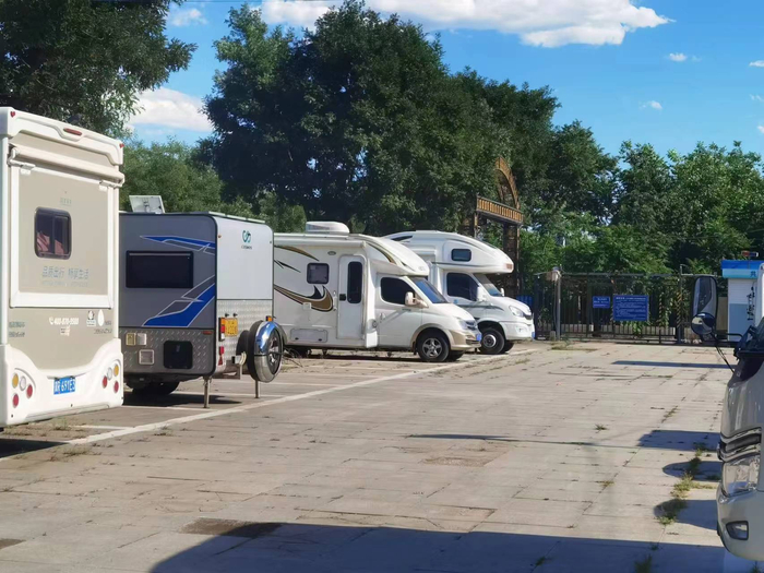 北京市门头沟区一处房车营地，只具备基本的停靠设施，周边没有配套服务，也不靠近任何景区。李燕京/摄