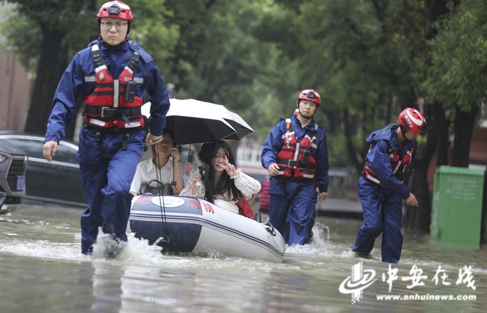 合肥市消防救援局正在转移受灾群众