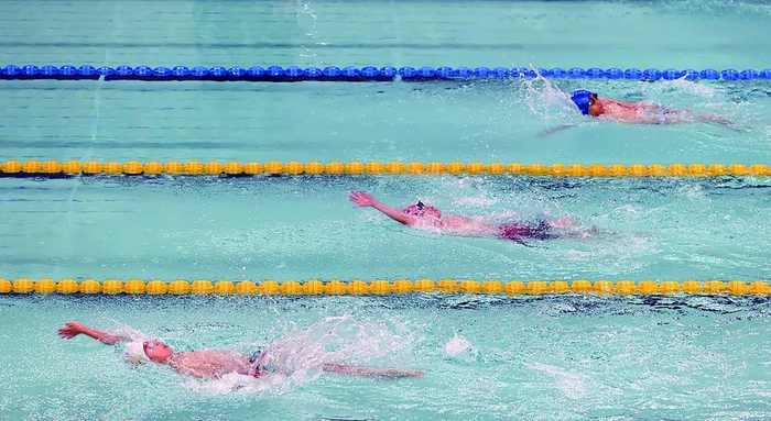 “小鲨鱼”游泳长训队队员参加游泳比赛。  梁世英 摄