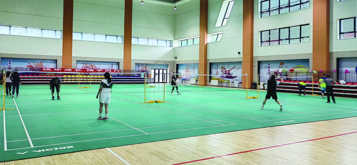     羽毛球馆里飞扬的青春。  谭梅 摄