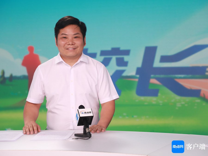 邹春平做客《校长在线》。记者 陈明文 摄