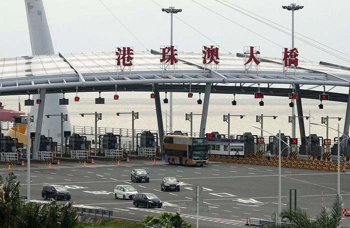 2024年6月30日，广东珠海，众多香港车辆从港珠澳大桥珠海公路口岸入境“北上”。（视觉中国）