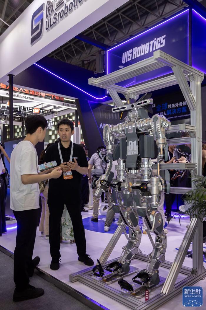 7月4日在2024世界人工智能大会拍摄的傲鲨智能机器人。新华社记者 王翔 摄