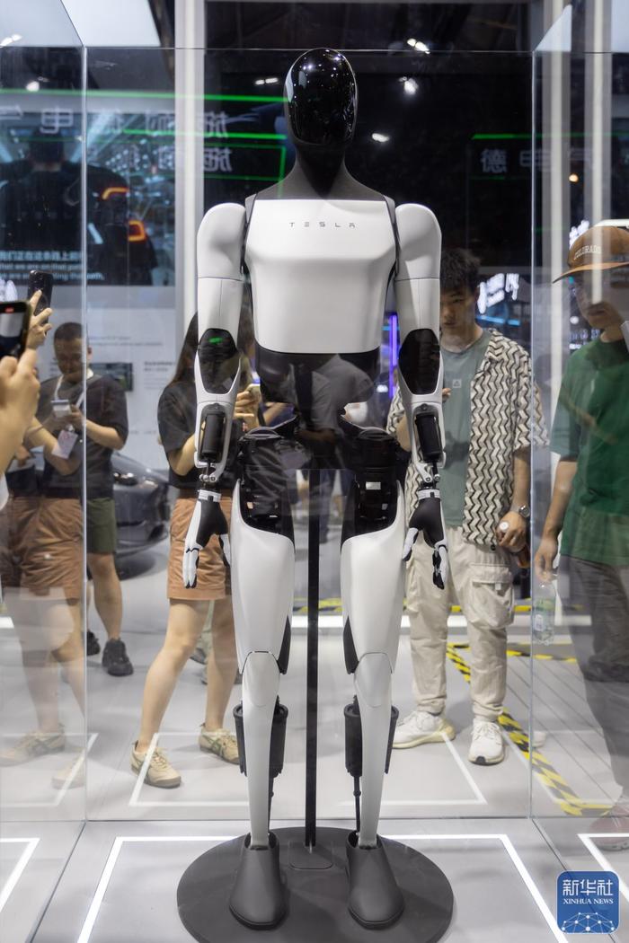 7月4日在2024世界人工智能大会特斯拉展位拍摄的人形机器人。新华社记者 王翔 摄