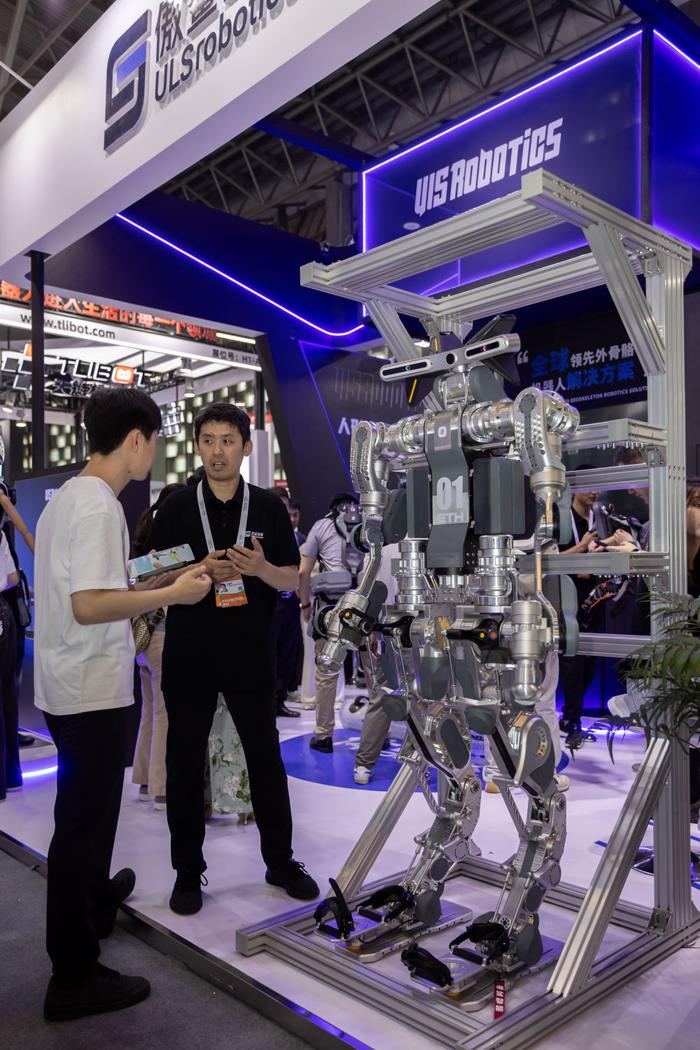 7月4日在2024世界人工智能大会拍摄的来自傲鲨智能发布的人形机器人。新华社记者 王翔 摄