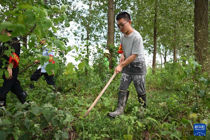 　　7月3日，谭康（右）和队员在同马大堤宿松段巡堤查险。新华社记者 周牧 摄