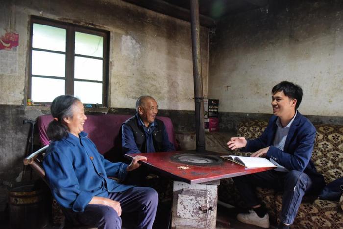 念云（右）在黄木柁村民家宣传健康体检和改善人居环境等工作 李维君 摄