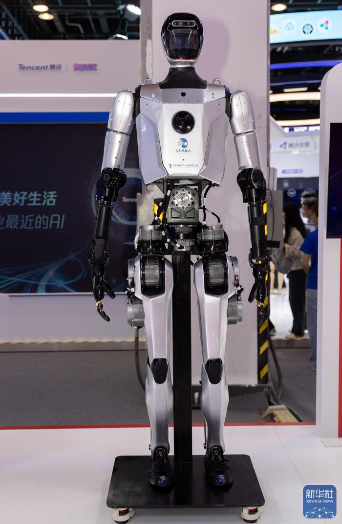 7月4日在2024世界人工智能大会拍摄的全尺寸通用人形机器人开源公版机“青龙”。新华社记者 王翔 摄