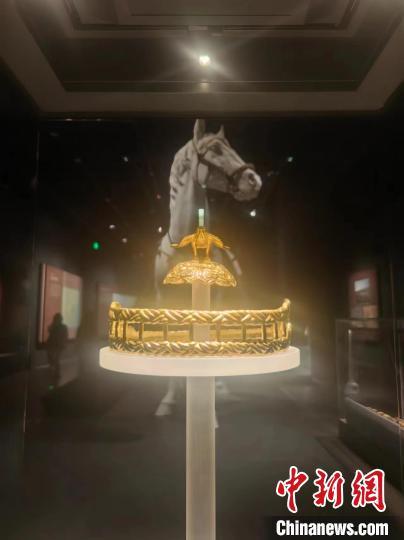 图为鄂尔多斯博物院展出的文物鹰顶金冠(复制品)。中新网记者 乌娅娜摄