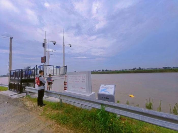   湖南岳阳水文中心工作人员在开展ADCP（声学多普勒流速剖面仪）应急测流。（湖南省水文中心供图）