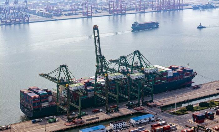 7月3日，一艘集装箱货轮停靠在天津港太平洋国际集装箱码头（无人机照片）。新华社记者赵子硕 摄
