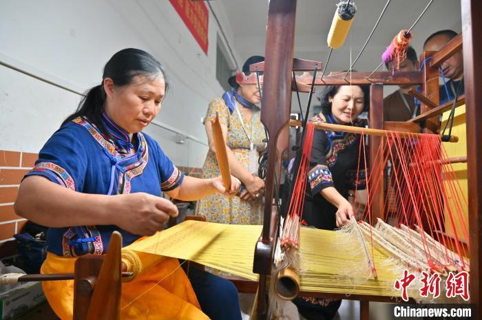 7月2日，广西百色靖西市壮锦厂织娘在织壮锦。　俞靖 摄