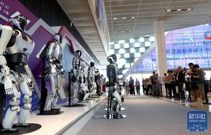 7月4日，一组人形机器人在展览入口处进行集中展示。新华社记者 方喆 摄