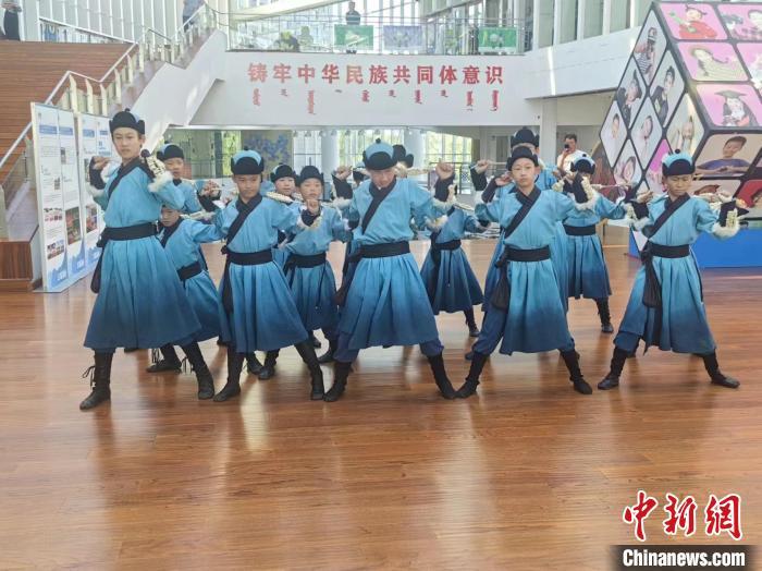 图为各族小朋友同跳蒙古舞。中新网记者 乌娅娜摄