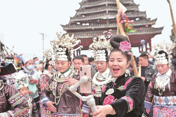     榕江县兴华乡摆贝苗寨，一名苗族女主播在鼓藏节活动上直播。     通讯员 王炳真 摄