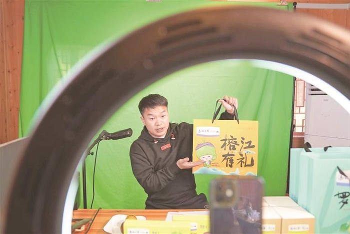     唐胜忠在榕江县新媒体产业园直播间直播带货。    通讯员 王炳真 摄