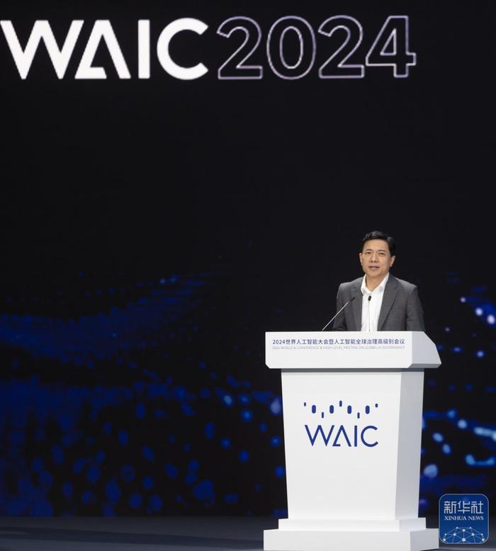 7月4日，百度创始人、董事长兼首席执行官李彦宏在2024世界人工智能大会产业发展主论坛上发表演讲。新华社记者 王翔 摄