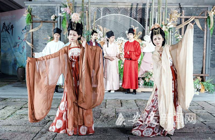 　　今年“五一”假期，安庆古城上演的“国潮汉服秀”成为一道靓丽的风景线。 全媒体记者 江胜 摄