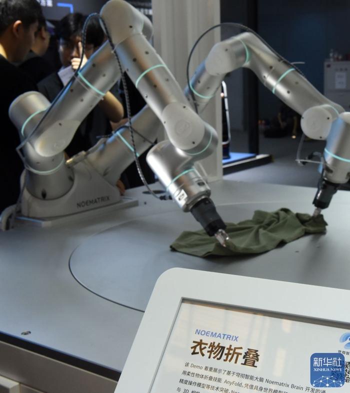 7月4日在展会上拍摄的智能衣物折叠机器人。新华社记者 黄晓勇 摄