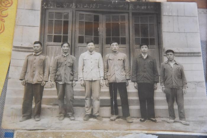 在易门铜矿工作期间，刘增元（右一）曾多次荣获“五好职工”。王鹏 摄