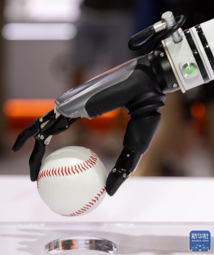 7月4日在2024世界人工智能大会傲意科技展位拍摄的机器人灵巧手。新华社记者 王翔 摄