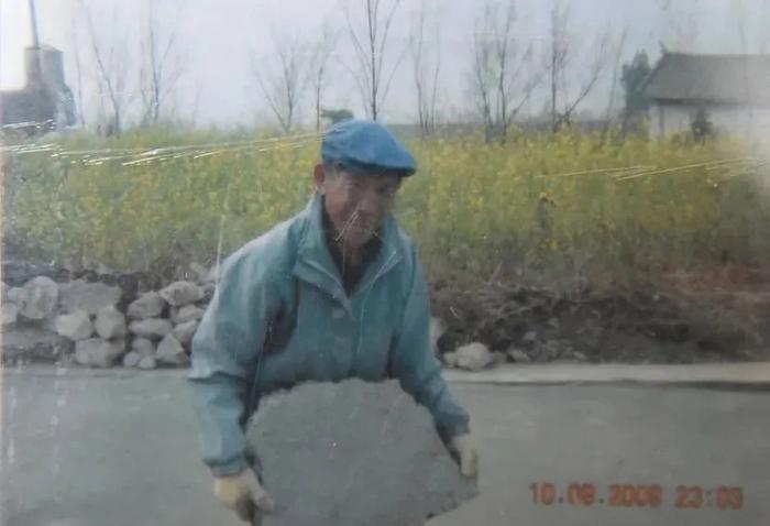 2009年刘增元在修拦沙坝时，孙女为他拍下的照片。王鹏 摄