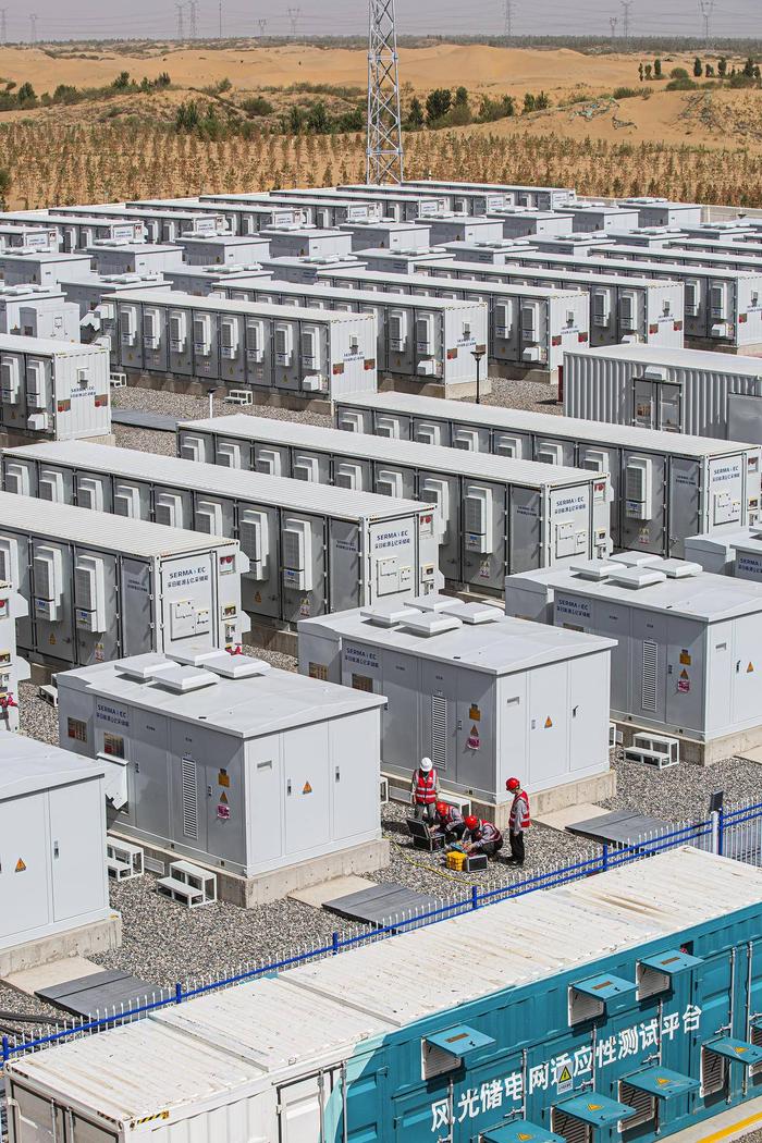 6月24日， 工作人员正在对库布其200万千瓦光伏治沙项目储能电站进行测试。