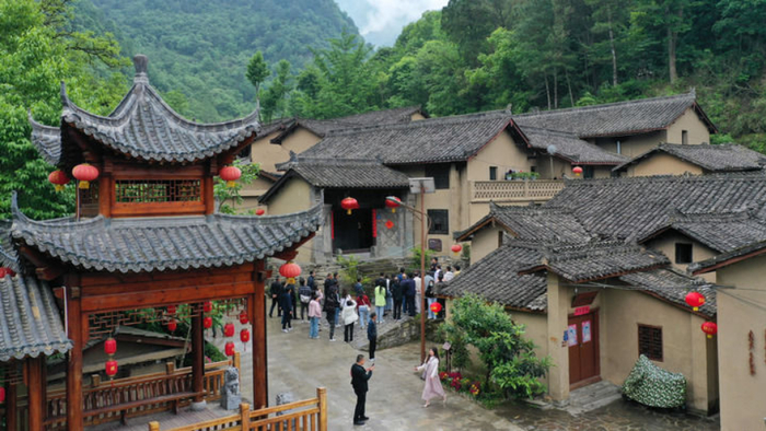 游客在陇南市康县岸门口镇朱家沟村参观游览（无人机照片）。 新华社记者 陈斌 摄