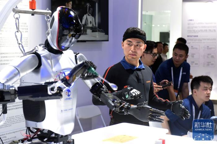 7月4日，工作人员在展示手势控制机器人操作流程。新华社记者 黄晓勇 摄