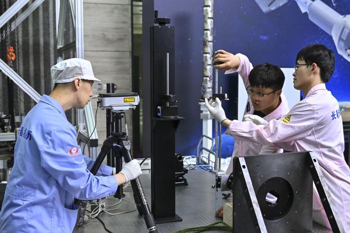   2023年5月25日，中国科学院空间光学系统在轨制造与集成重点实验室科研人员进行实验调试。新华社记者 许畅 摄