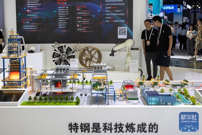 7月4日在2024世界人工智能大会上中信集团展位拍摄的智能工厂模型。新华社记者 王翔 摄