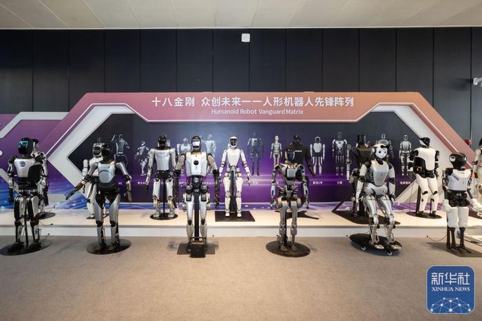 7月4日在2024世界人工智能大会拍摄的“十八金刚 众创未来——人形机器人先锋阵列”。新华社记者 王翔 摄