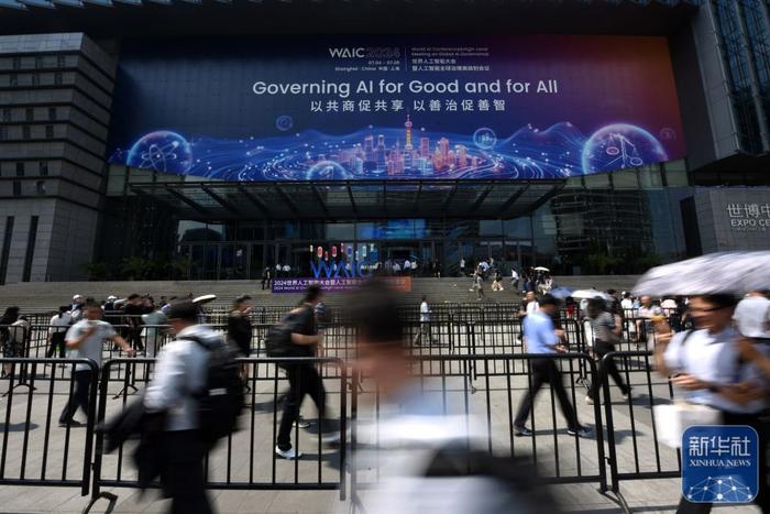 7月4日，在上海世博中心会场大门前，观众在入场。新华社记者 黄晓勇 摄