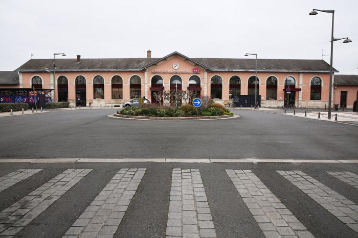2021年3月22日拍摄的法国蒙达尔纪火车站前的“邓小平广场”（高静 摄）