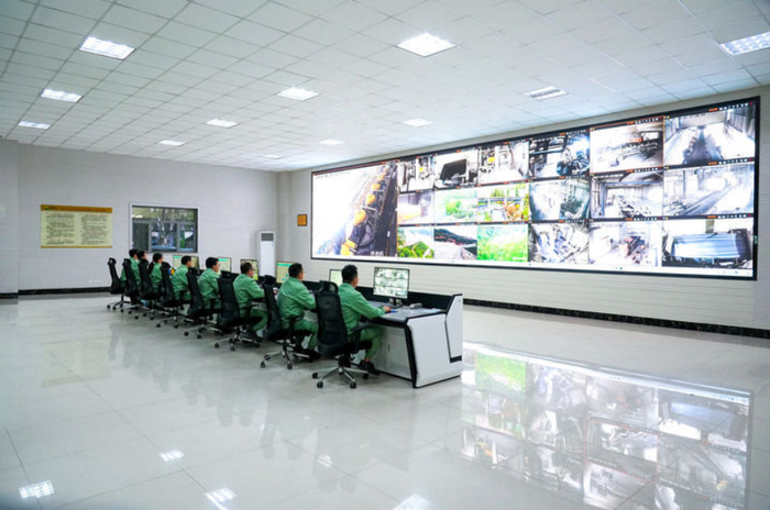 在金徽矿业选矿调度室，技术员正在调度选矿生产。新华社发（高旭摄）