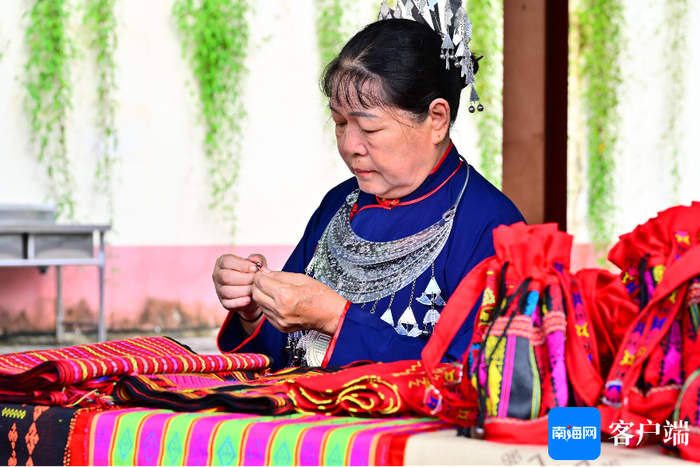 老师傅现场编织黎锦。记者 王威 摄