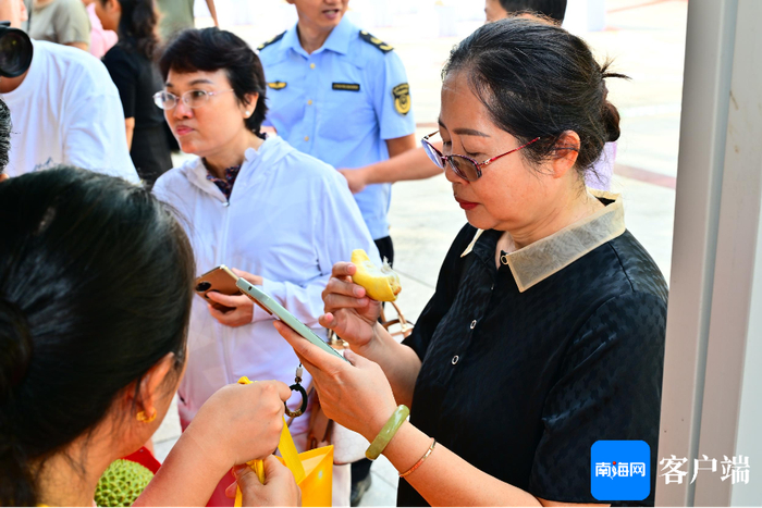 市民现场购买榴莲。记者 王威 摄