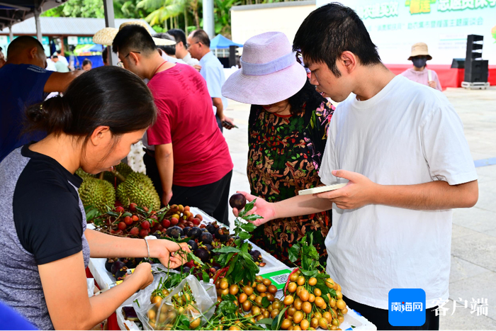 市民现场购买水果。记者 王威 摄