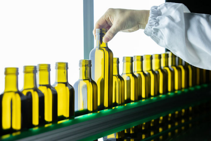 在陇南市祥宇油橄榄公司生产线上，工作人员检查橄榄油灌装情况（2023年10月11日摄）。新华每日电讯记者 郎兵兵 摄