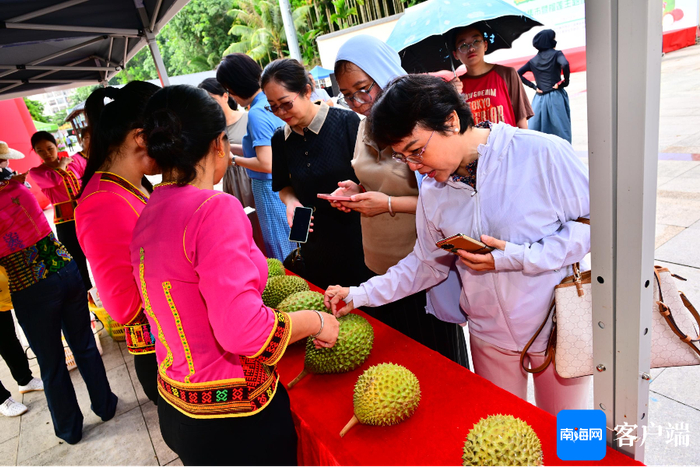 市民现场购买榴莲。记者 王威 摄