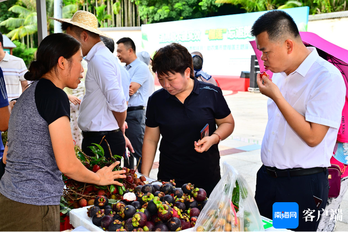 市民现场购买水果。记者 王威 摄