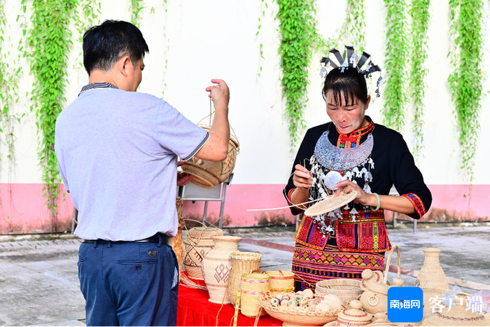 市民在观看现场展出的非遗文创产品。记者 王威 摄