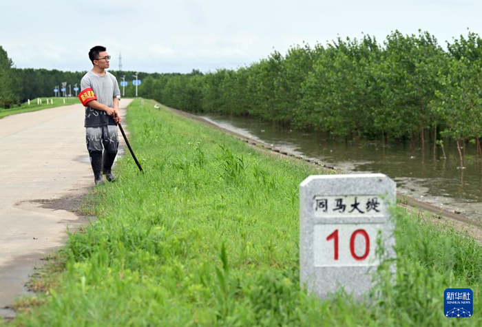 　　7月2日，谭康在同马大堤宿松段查看长江水位。新华社记者 周牧 摄