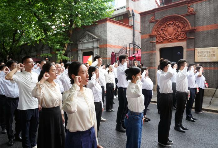 7月1日清晨，上海市新党员代表在中共一大会址前进行入党宣誓。（刘颖 摄）