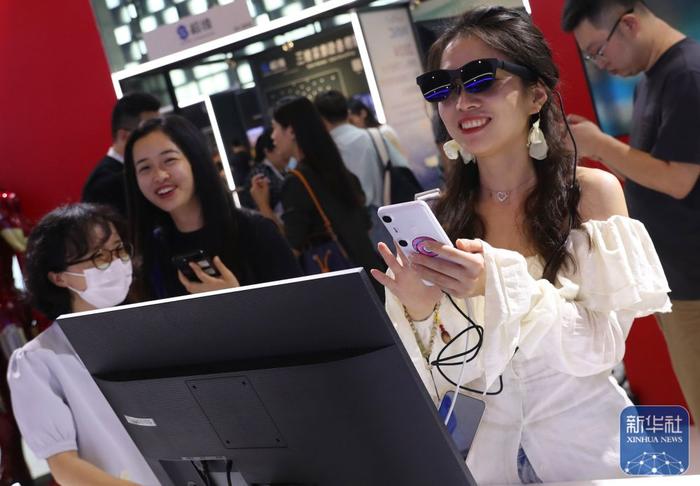 7月4日，参观者在展台上体验一款AR眼镜。新华社记者 方喆 摄